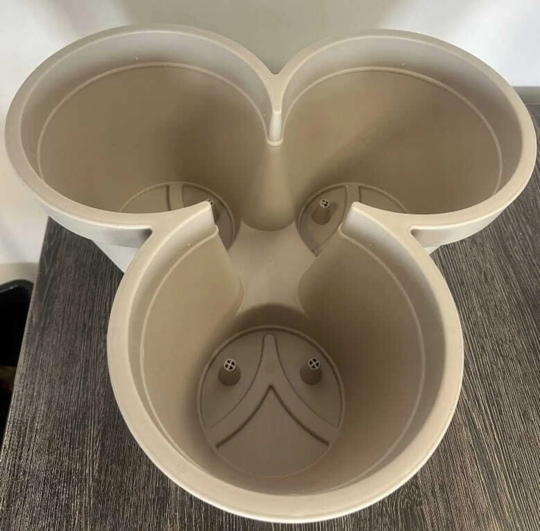 Dreifach-Pflanztopf Beige – Ø 44 × 20 cm, 3-Kammern-Blumentopf aus Kunststoff für Garten, Terrasse & Balkon
